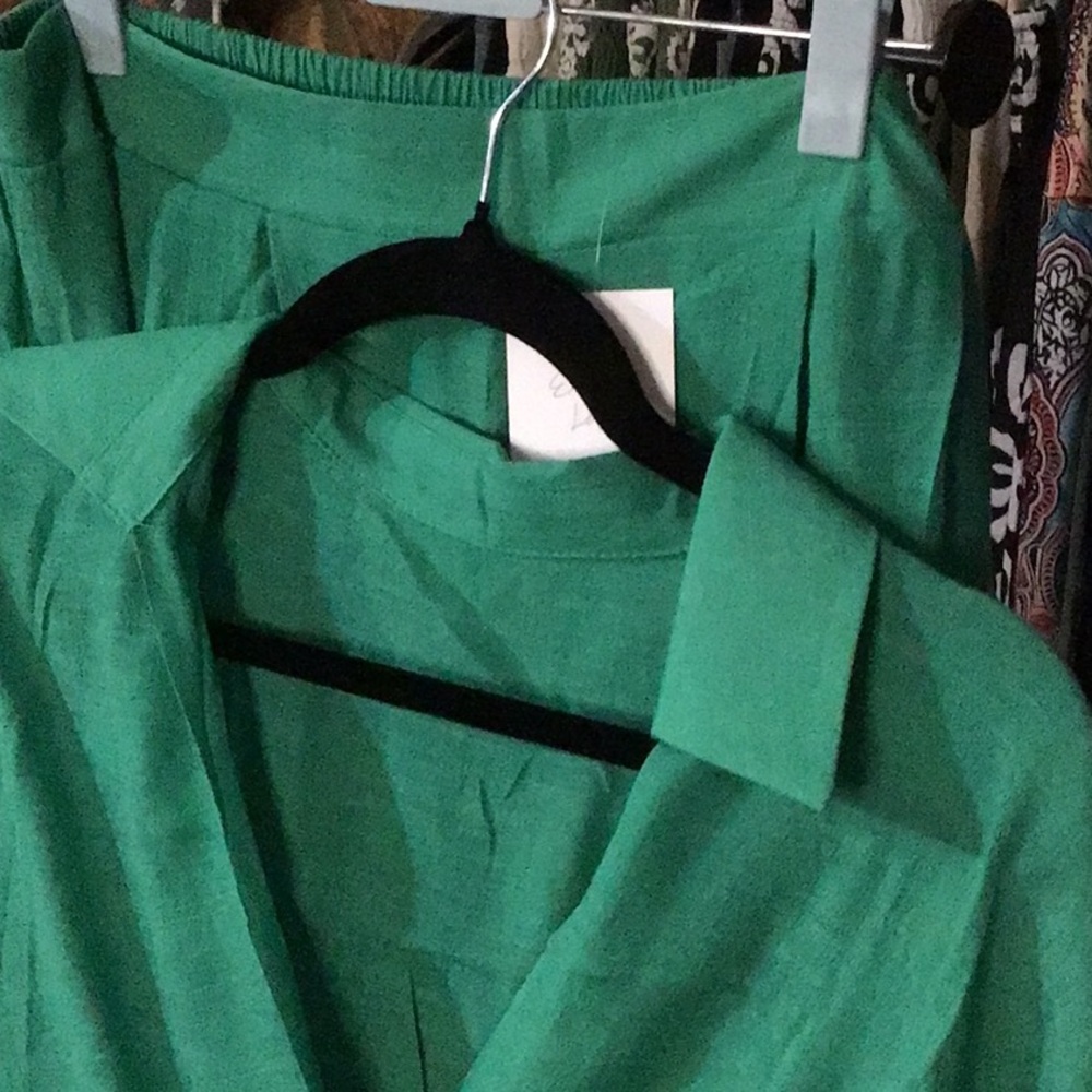 Chic Green Women's Blouse and Pants Ensemble